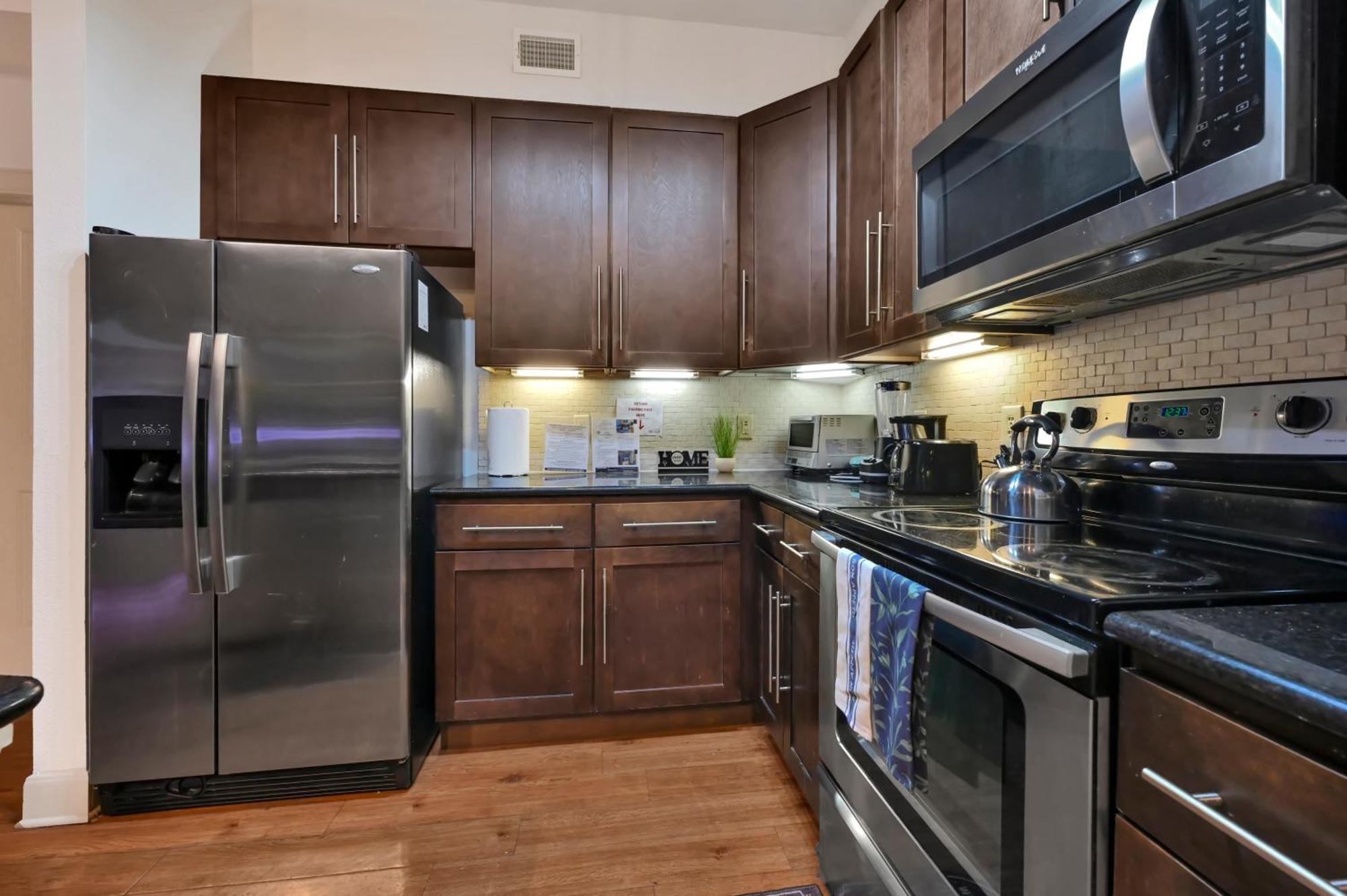 - Walk To Nrg Stadium, Relax By The Pool, And More! Daire *
